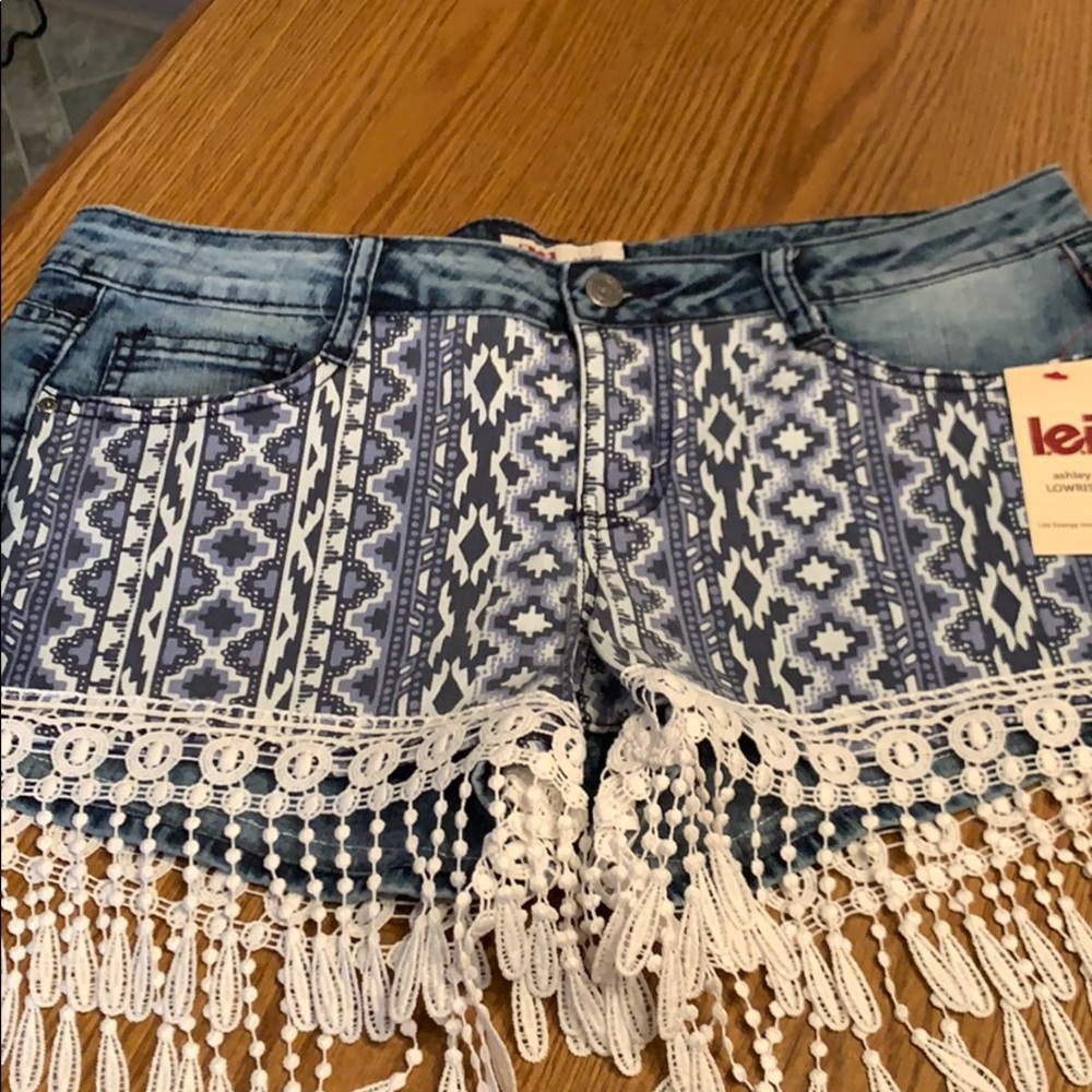 L.E.I. Ashley Low Rise Short.  Size 11.  Med Blue - Picture 2 of 8